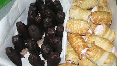 Banánky s čokoládou a ořechy z odpalovaného těsta, pro mlsouny ještě kremrolky a špičky