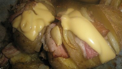 Bramborové vějířky s česnekem a slaninkou, upečené