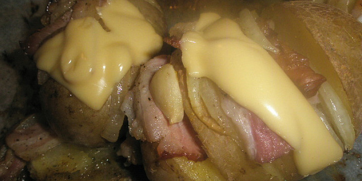 Bramborové vějířky s česnekem a slaninkou (upečené)