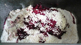 Chléb z červené řepy s jarní cibulkou