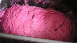 Chléb z červené řepy s jarní cibulkou