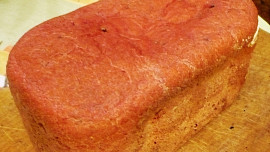 Chléb z červené řepy s jarní cibulkou