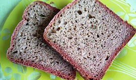 Chléb z červené řepy s jarní cibulkou