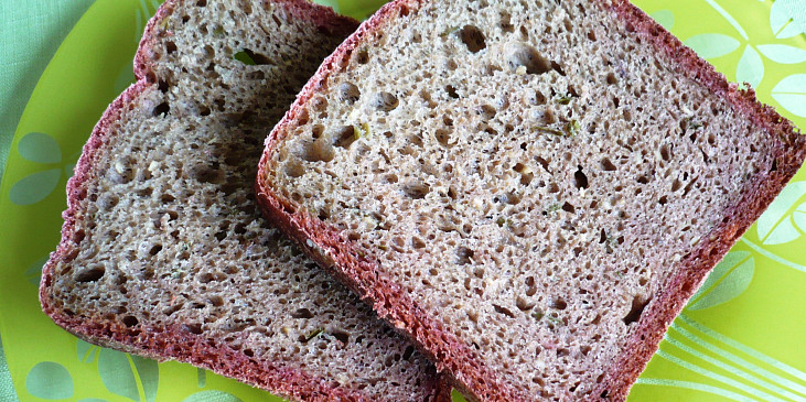 Chléb z červené řepy s jarní cibulkou