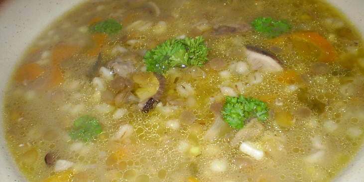 Čočkovo-kroupová polévka s houbami