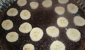 Čokoládovo-banánový koláč (natreté marmeládou s banánmi)