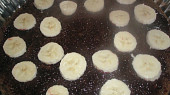 Čokoládovo-banánový koláč, natreté marmeládou s banánmi
