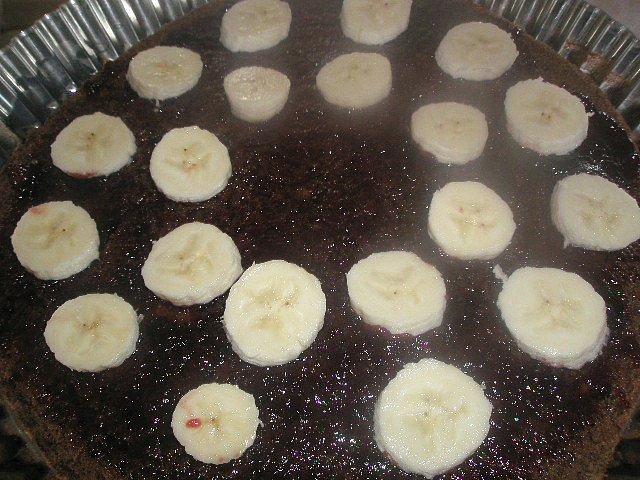 Čokoládovo-banánový koláč, natreté marmeládou s banánmi