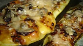 Cuketa plněná chorizem a směsí kořeněných sýrů, chorizo se mi trochu připálilo...., příště musím péct při nižší teplotě