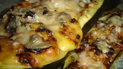 Cuketa plněná chorizem a směsí kořeněných sýrů, chorizo se mi trochu připálilo...., příště musím péct při nižší teplotě