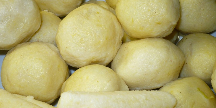 Dobré bramborové knedlíky - podrobně (Bramborové knedlíky plněné uzeným masem a šišky)