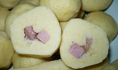 Dobré bramborové knedlíky - podrobně (Bramborové knedlíky s uzeným masem na řezu.)