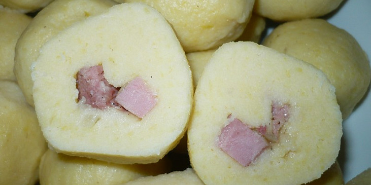 Dobré bramborové knedlíky - podrobně (Bramborové knedlíky s uzeným masem na řezu.)
