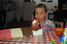 sfoukává svíčky, ale nějak to nešlo, pořád hořely. Ty nešly sfouknout!
