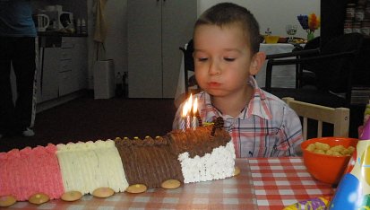 Dort  housenka, sfoukává svíčky, ale nějak to nešlo, pořád hořely. Ty nešly sfouknout!