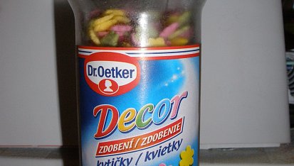 Dort  jahoda, to jsou kytičky na jahodě. Jsou tvrdé, ale když se dostanou do kontaktu s krémem, druhý den jsou krásně měkké