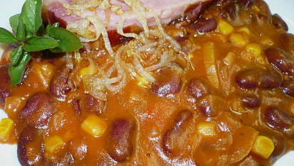 Fazole po mexicku, Sterilované fazole, mražená kukuřice, uzené maso a orestovaná cibulka.