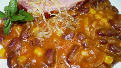 Fazole po mexicku, Sterilované fazole, mražená kukuřice, uzené maso a orestovaná cibulka.