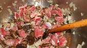 Guláš z kuřecích  žaludků a václavek, přidáme žaludky