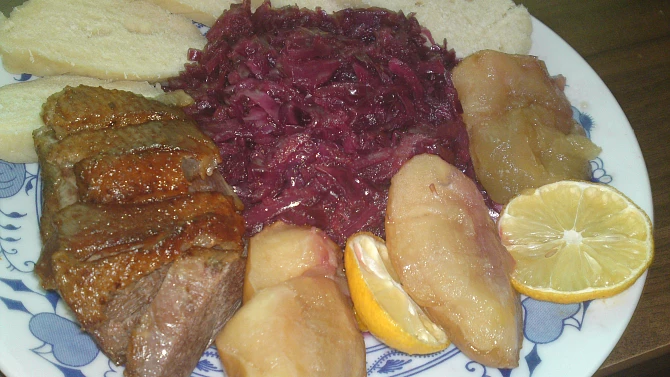 Husí prsa s pečenými jablky a marinovaným červeným zelím - kapustou