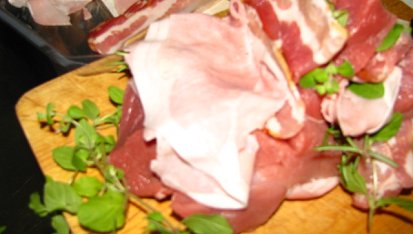 Italské  vepřové  plněné karé v hřibovém krému / Arista di maiale ai porcini, je mi luto, ze je taka nekvalitna prave tato..fotka, roztiahnute *stranky* a  ich *napln*