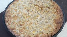 Jablkový koláč s ořechovou zálivkou