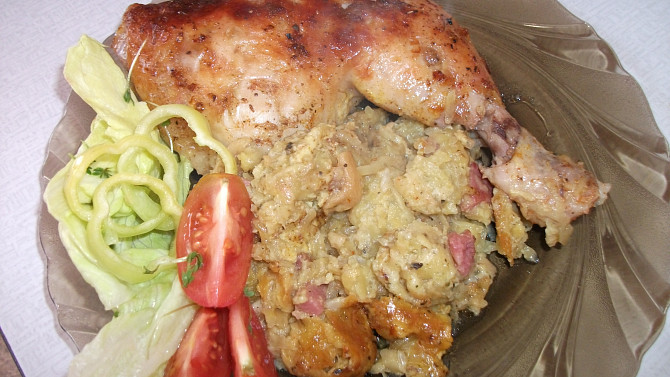 Kuře na bramborákovo-rohlíkové nádivce, náš oběd
