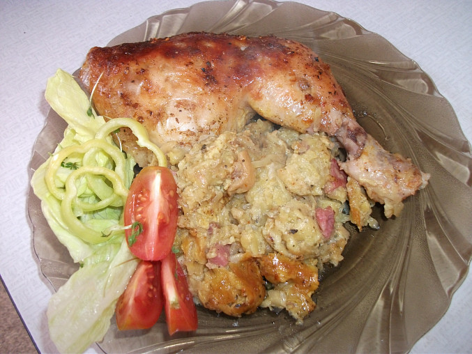Kuře na bramborákovo-rohlíkové nádivce, náš oběd