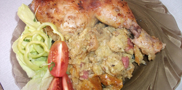 Kuře na bramborákovo-rohlíkové nádivce (náš oběd)