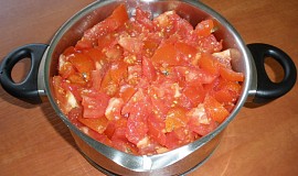 Kuřecí nudličky na cibuli a rajčatech