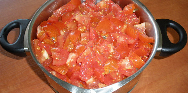 Kuřecí nudličky na cibuli a rajčatech