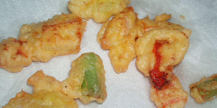 Kuřecí tempura se zeleninovým salátem (těsně po usmažení dám na ubrousek okapat)