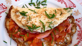 Květákové omelety s rajčaty