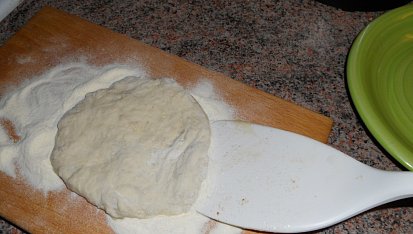 Kynuté bramborové langoše, placičky na olej lépe přeneseme podběračkou na palačinky
