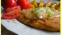 Máslové kuřecí plátky s camembertovým přelivem