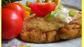 Máslové kuřecí plátky s camembertovým přelivem