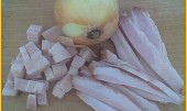 Masové koule s anglickou slaninou na kysaném zelí v parním hrnci (cibule a gazdovská slanina-osmažit)
