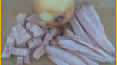 Masové koule s anglickou slaninou na kysaném zelí v parním hrnci, cibule a gazdovská slanina-osmažit