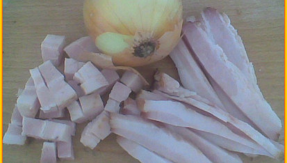 Masové koule s anglickou slaninou na kysaném zelí v parním hrnci, cibule a gazdovská slanina-osmažit