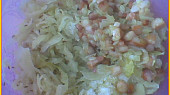 Masové koule s anglickou slaninou na kysaném zelí v parním hrnci, propláchlé zelí s cukrem a osmaženou směsí