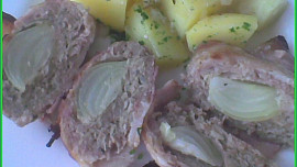 Masovo-celerové karbanátky s cibulí a slaninou