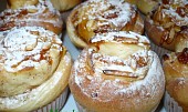 Meruňkové šneky (Šneci pečení ve formě na muffiny. Bylo jich 12 ks.)