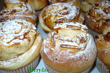 Šneci pečení ve formě na muffiny. Bylo jich 12 ks.