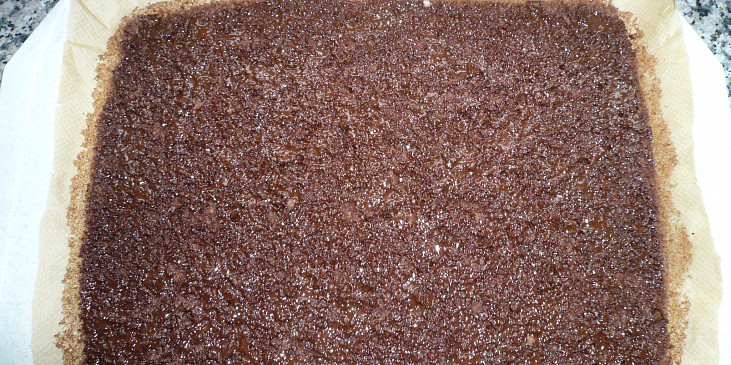 Ořechové řezy z celozrnné mouky s malinami (potřené čokoládou)