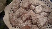 Ořechy s krémem, cukroví obalené v cukru