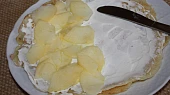 Palačinky s jablky a tvarohem, ... na tvaroh položíme plátky jablek...