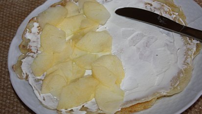 Palačinky s jablky a tvarohem, ... na tvaroh položíme plátky jablek...