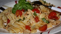 Penne s rajčaty a bazalkou