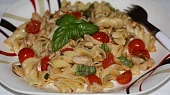 Penne s rajčaty a bazalkou