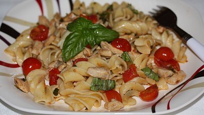 Penne s rajčaty a bazalkou
